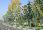 Шумозащитные экраны вдоль дорог, монолитный поликарбонат.jpg Шумозащитные экраны вдоль дорог, монолитный поликарбонат.jpg