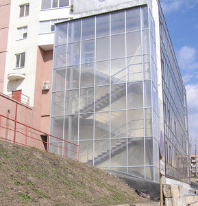 Остекление лестницы сотовым поликарбонатом