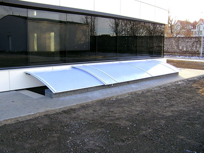 Навес из поликарбоната над спуском в цокольное помещение