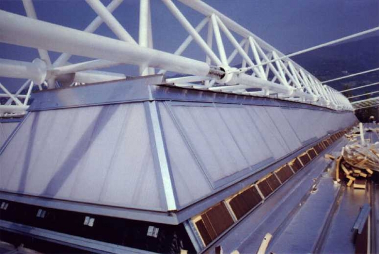 Скатная конструкция зенитного фонаря