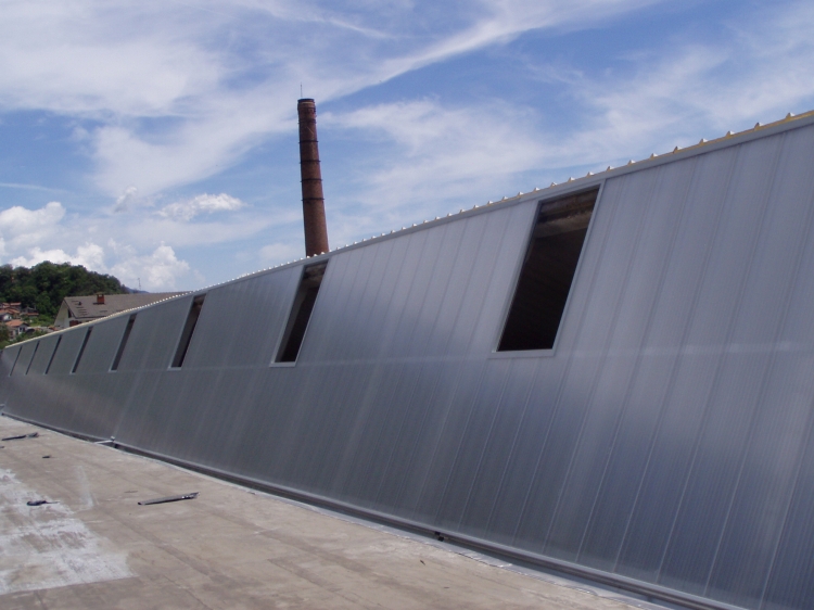 Вертикальное остекление шедовых фонарей с помощью модульных поликарбонатных систем Вертикальное остекление шедовых фонарей с помощью модульных поликарбонатных систем