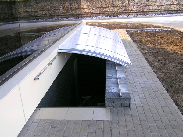 Навес из поликарбоната раздвижной над спуском в цокольное помещение Навес из поликарбоната раздвижной
