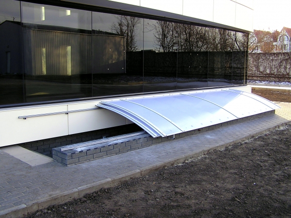 Навес из поликарбоната раздвижной над спуском в цокольное помещение Навес из поликарбоната раздвижной