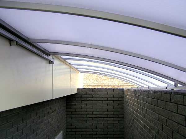 Навес из поликарбоната раздвижной над спуском в цокольное помещение Навес из поликарбоната раздвижной