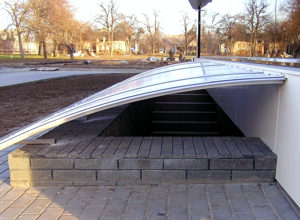 Навес из поликарбоната раздвижной над спуском в цокольное помещение Навес из поликарбоната раздвижной