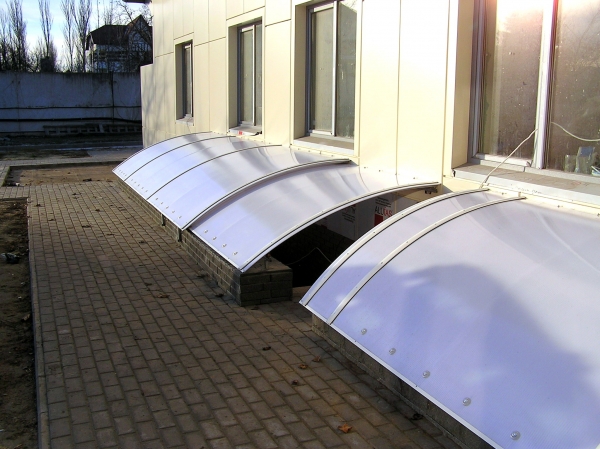 Навес из поликарбоната раздвижной над спуском в цокольное помещение Навес из поликарбоната раздвижной