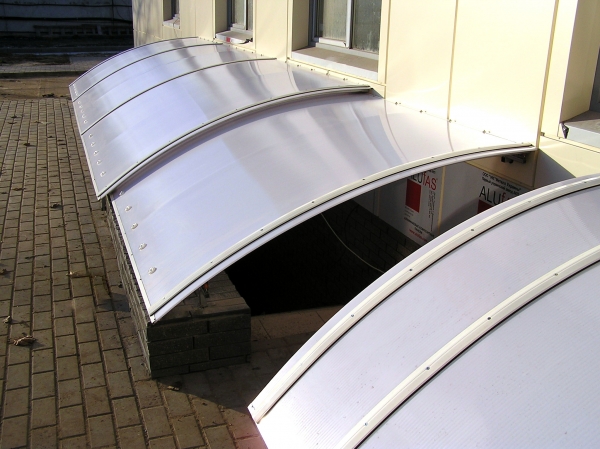 Навес из поликарбоната раздвижной над спуском в цокольное помещение Навес из поликарбоната раздвижной