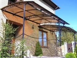 Козырёк над крыльцом