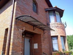 Козырёк над дверью