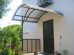 Козырёк над крыльцом