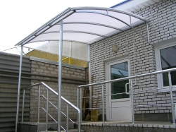 Козырёк над крыльцом из поликарбоната Козырёк над крыльцом