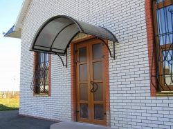Козырёк над дверью из поликарбоната Козырёк над дверью