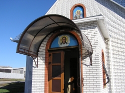 Козырёк над дверью