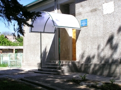 Козырёк над крыльцом