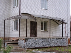Козырёк над крыльцом