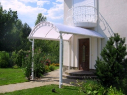 Козырёк над входом