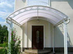 Козырёк над крыльцом из поликарбоната Козырёк над крыльцом