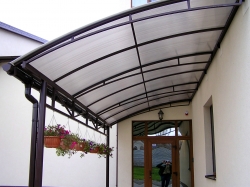 Козырьки над входом