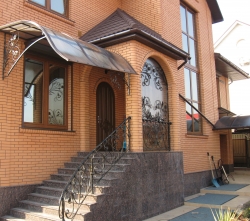 Козырьки над входом