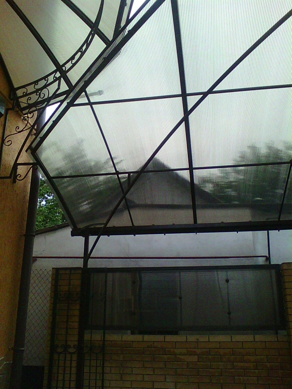 навес из поликарбоната конструкция из поликарбоната