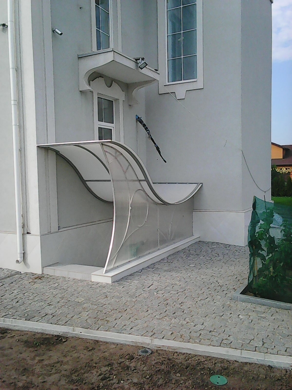 навес над входом конструкция из поликарбоната