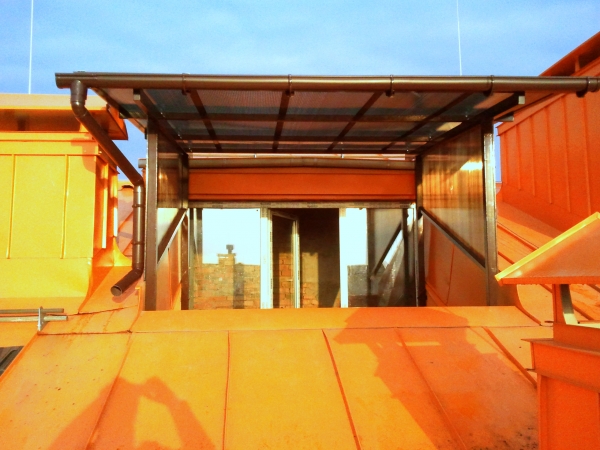 Козырек из поликарбоната на мансардном этаже в Киеве Козырек из поликарбоната в Киеве