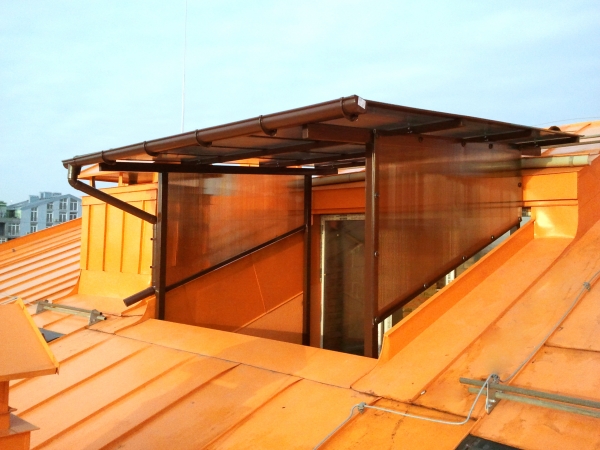 Козырек из поликарбоната на мансардном этаже в Киеве Козырек из поликарбоната в Киеве