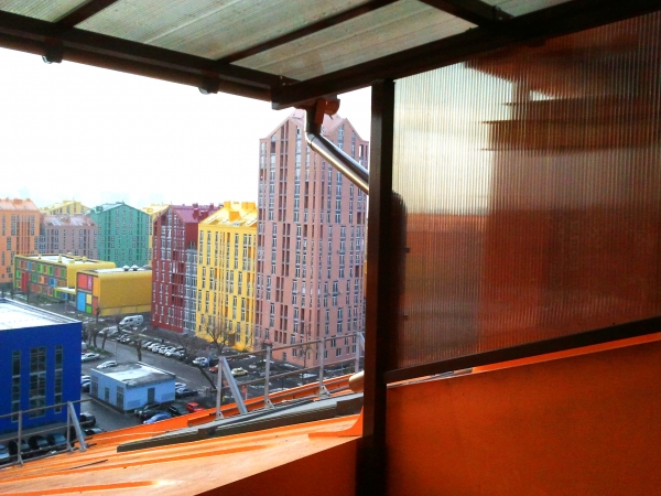 Козырек из поликарбоната на мансардном этаже в Киеве Козырек из поликарбоната в Киеве