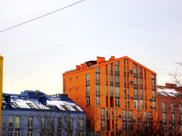 Козырек из поликарбоната на мансардном этаже в Киеве Козырек из поликарбоната в Киеве