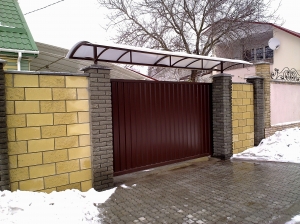 козырек из поликарбоната над воротами