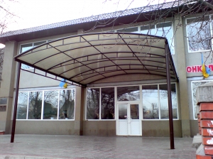 Козырёк из поликарбоната над входом