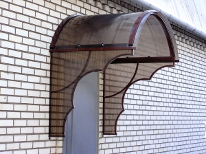 козырек из поликарбоната над дверью