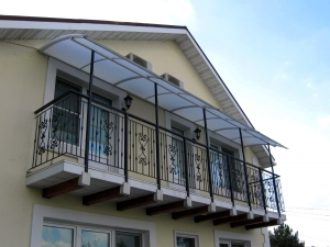 Козырёк из поликарбоната над балконом