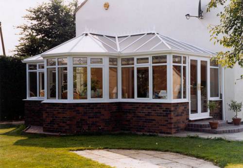 Поликарбонатный навес над площадкой для отдыха Поликарбонатный навес над площадкой для отдыха