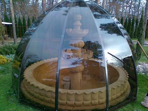 Зимнее укрытие над фонтаном Зимнее укрытие над фонтаном