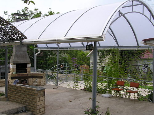 Поликарбонатный навес над площадкой для отдыха Поликарбонатный навес над площадкой для отдыха