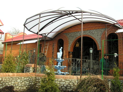 Навес из поликарбоната над площадкой для отдыха Навес из поликарбоната над площадкой для отдыха