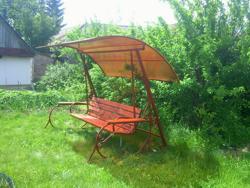 Навес над качелей из поликарбоната Навес над качелей из поликарбоната