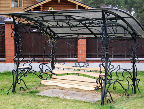 Навес над качелей из поликарбоната Навес над качелей из поликарбоната