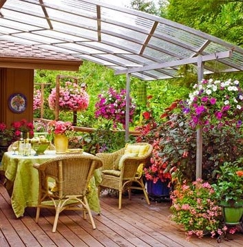 Навес из поликарбоната над площадкой для отдыха Навес из поликарбоната над площадкой для отдыха