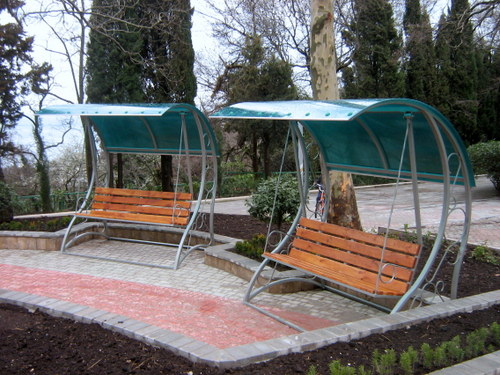 Навес над качелей из поликарбоната Навес над качелей из поликарбоната