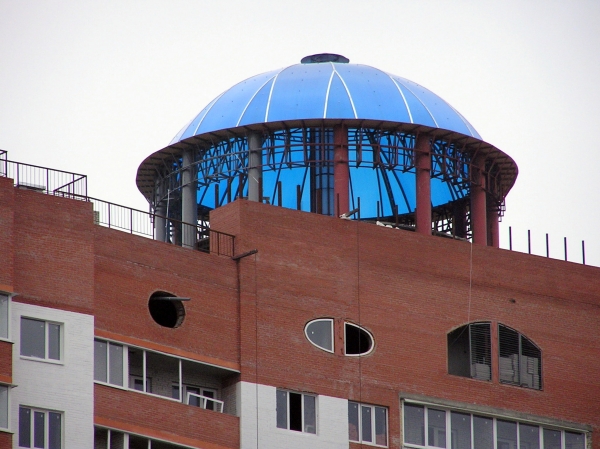 Прозрачная кровля из поликарбоната в Харькове, Дом с ротондами Прозрачная кровля в Харькове