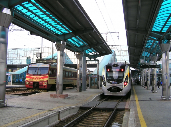 Прозрачная кровля из поликарбоната на вокзале