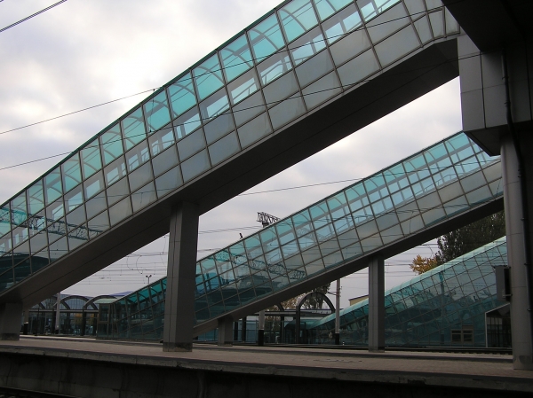 Прозрачная кровля из поликарбоната на вокзале